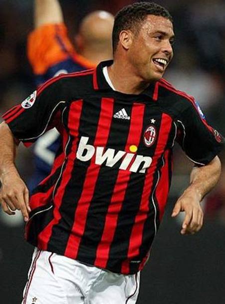 Nel suo ultimo anno in Italia, al Milan, sembrava gi un altro giocatore. La pancia spunt sotto la maglietta...